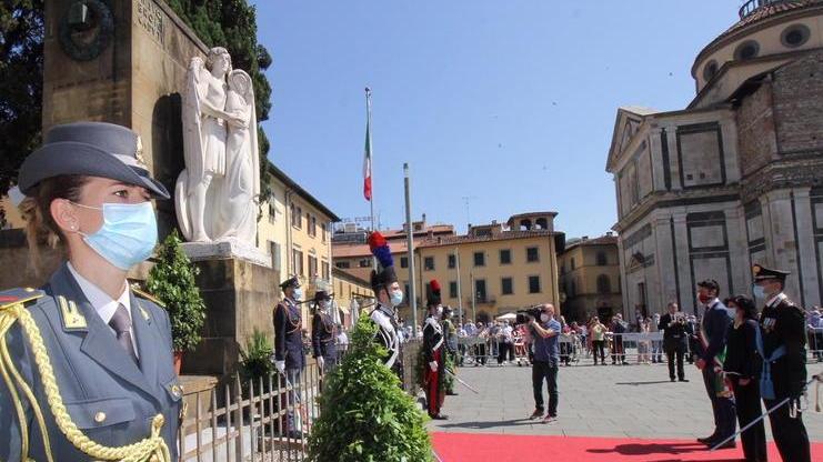 Festa della Repubblica: in piazza delle Carceri incontro tra il vescovo e il maresciallo Giangrande