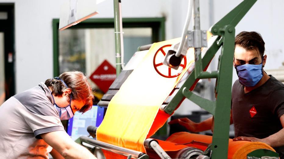 Calano le aziende manifatturiere