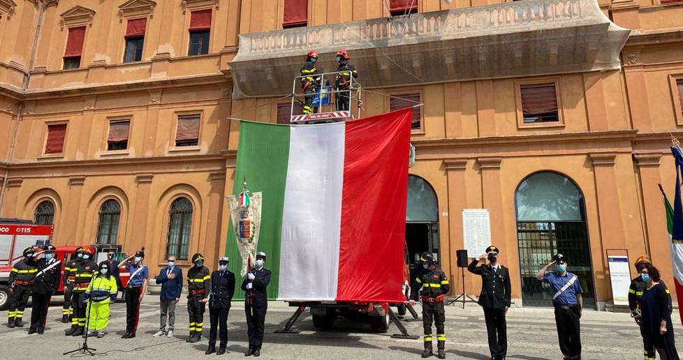 Introdotta la cerimonia «Diventi una tradizione» Pompieri in prima linea