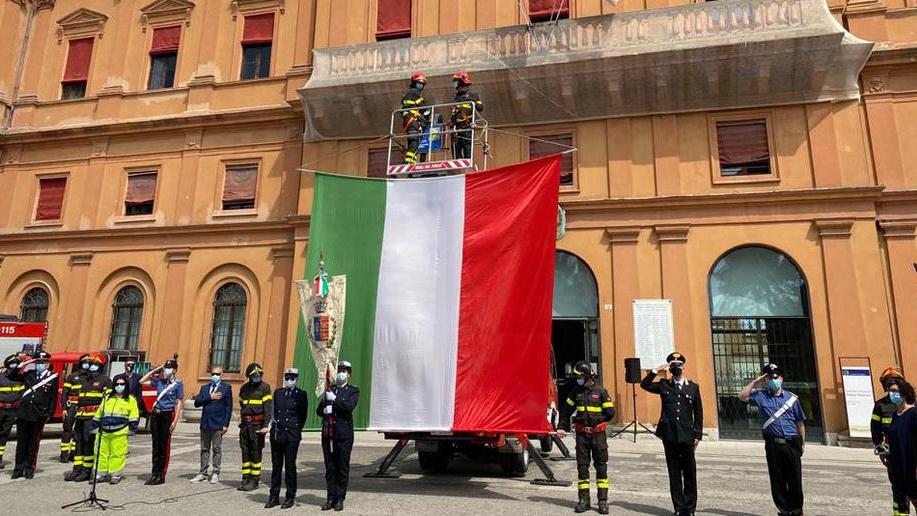 Introdotta la cerimonia «Diventi una tradizione» Pompieri in prima linea