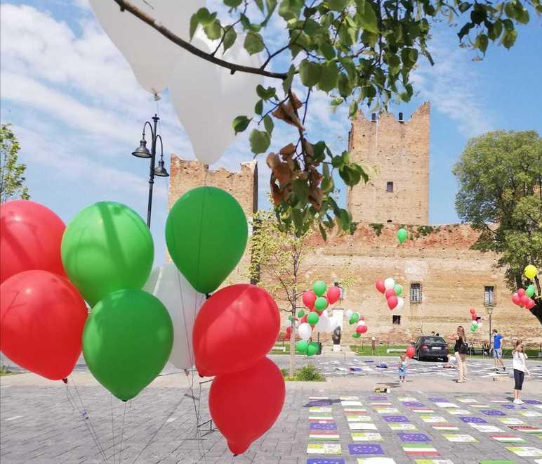 Festa della Repubblica in piazza Martiri i bambini protagonisti con i loro disegni 
