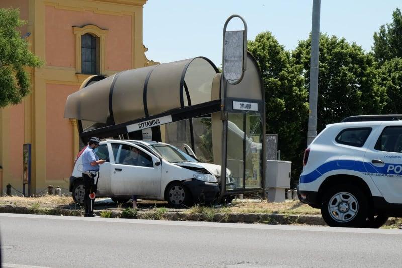 Modena Sfascia la pensilina del bus con l'auto a Cittanova