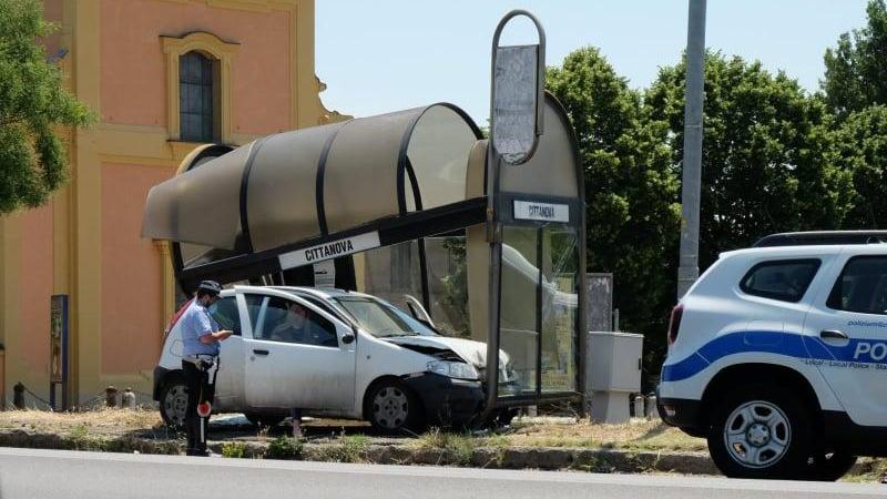 Modena Sfascia la pensilina del bus con l'auto a Cittanova