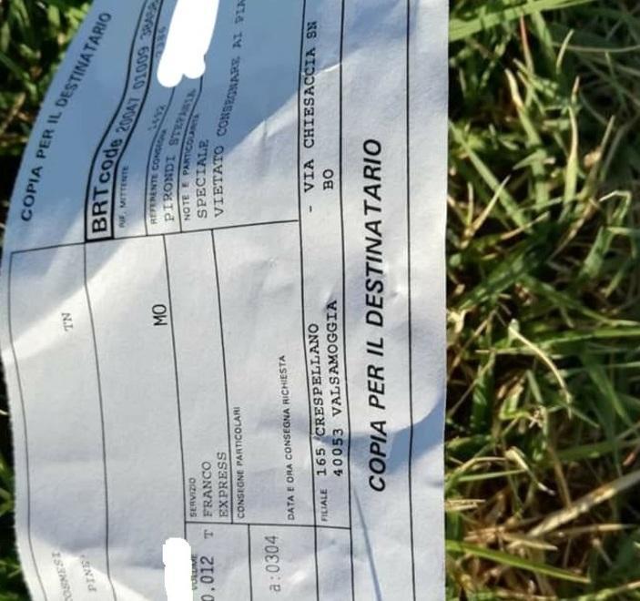 Nonantola. Decine di ricevute nel fosso «Inquinano». Multa al corriere 