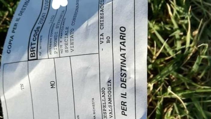 Nonantola. Decine di ricevute nel fosso «Inquinano». Multa al corriere