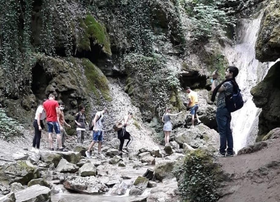 Serramazzoni In coda per il grande esodo alle cascate del Bucamante 