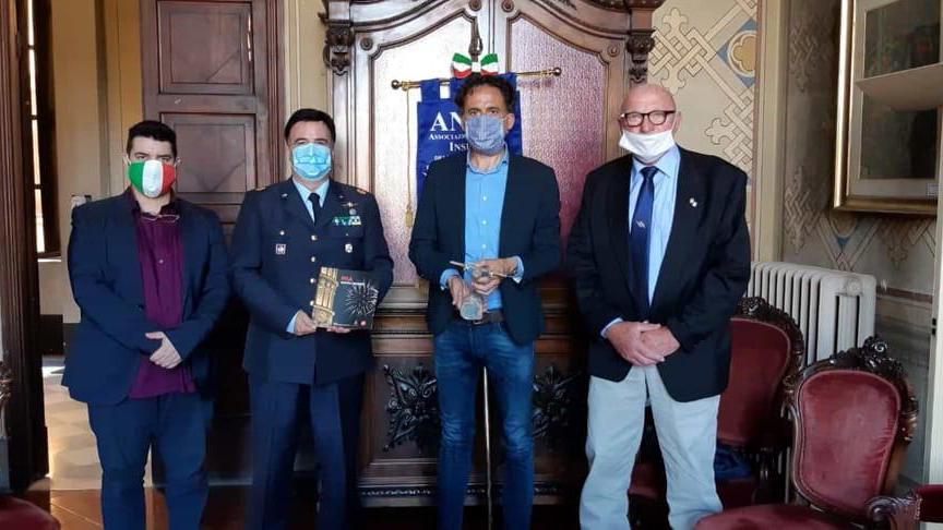 I saluti del sindaco Conti al luogotenente Basile