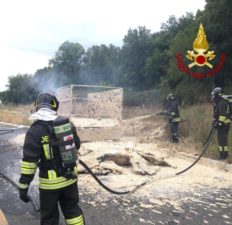 Sulla Olbia-Sassari a fuoco un camion carico di sughero