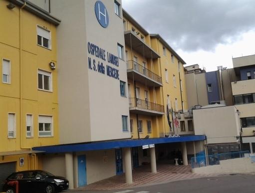 La compagnia teatrale Sa brulla dona mille euro all’ospedale