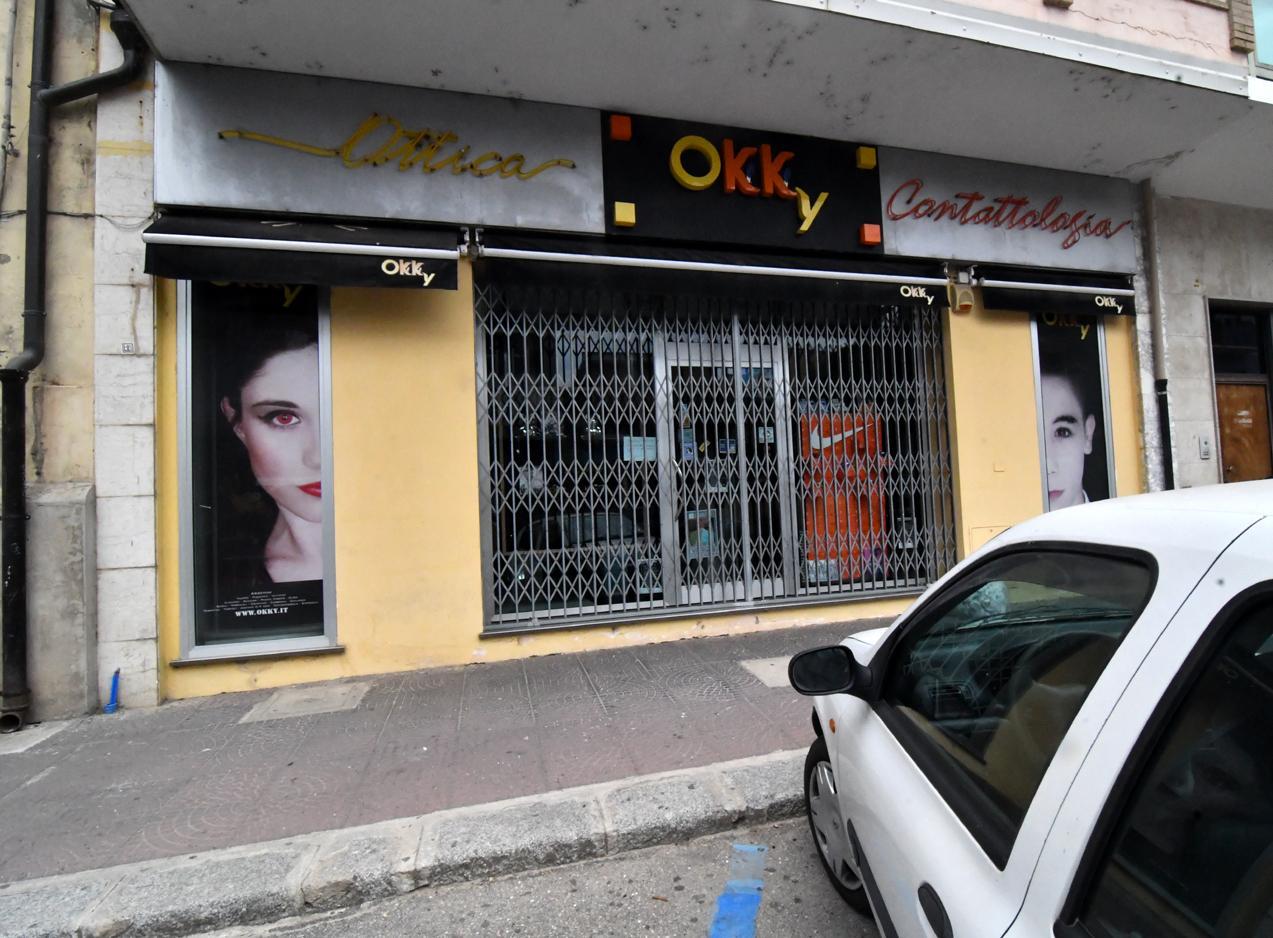 Coppia di ladre in trasferta crea il caos in pieno centro 