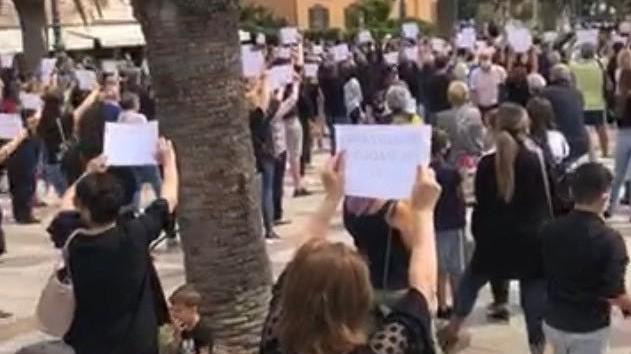 La Maddalena, flash mob pieno di rabbia per l’ospedale dimenticato 