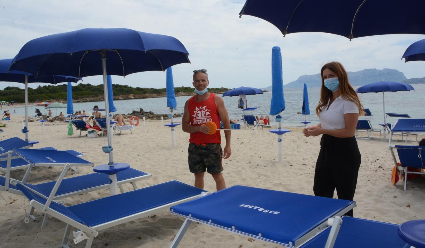 Olbia, in spiaggia con mascherina e gel 
