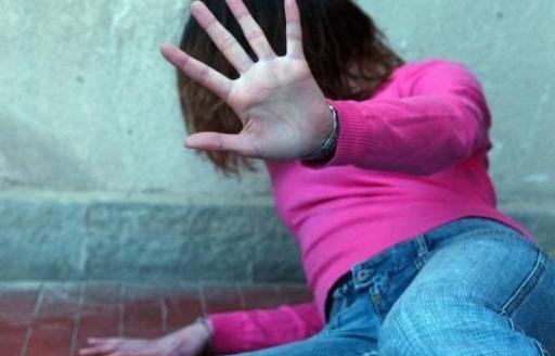 La fanno ubriacare e poi la stuprano: indagati due 46enni 