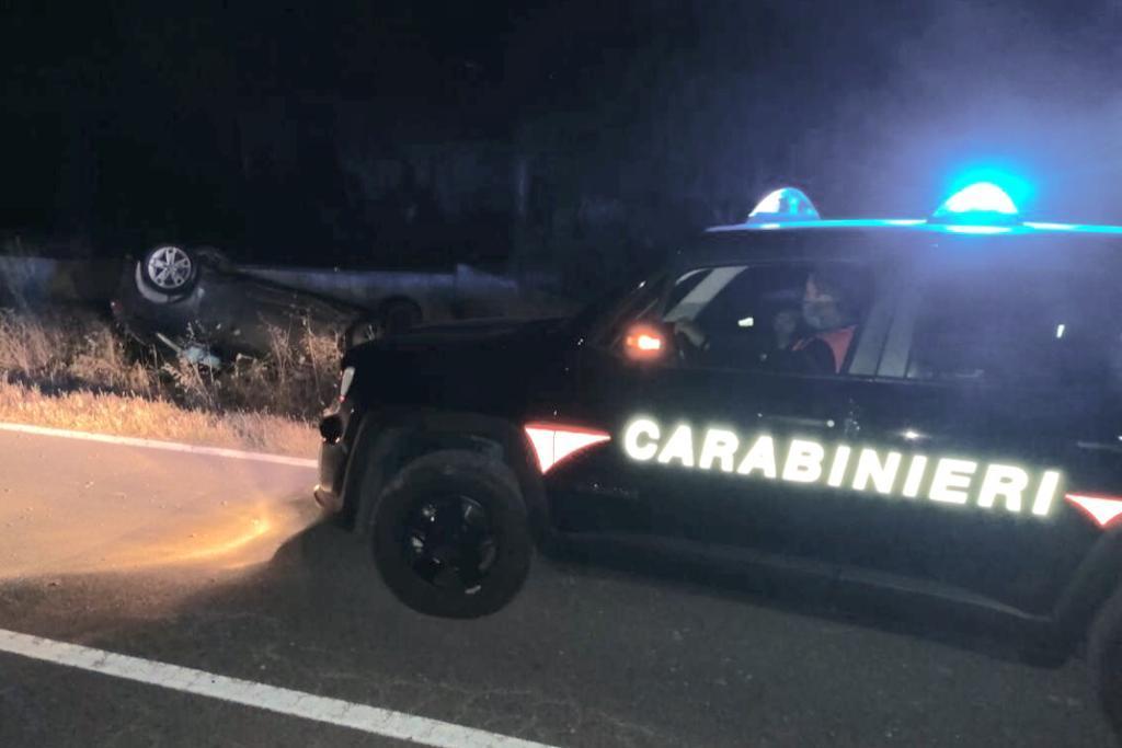 Perde il controllo dell'auto e si ribalta in cunetta: 24enne muore sul colpo