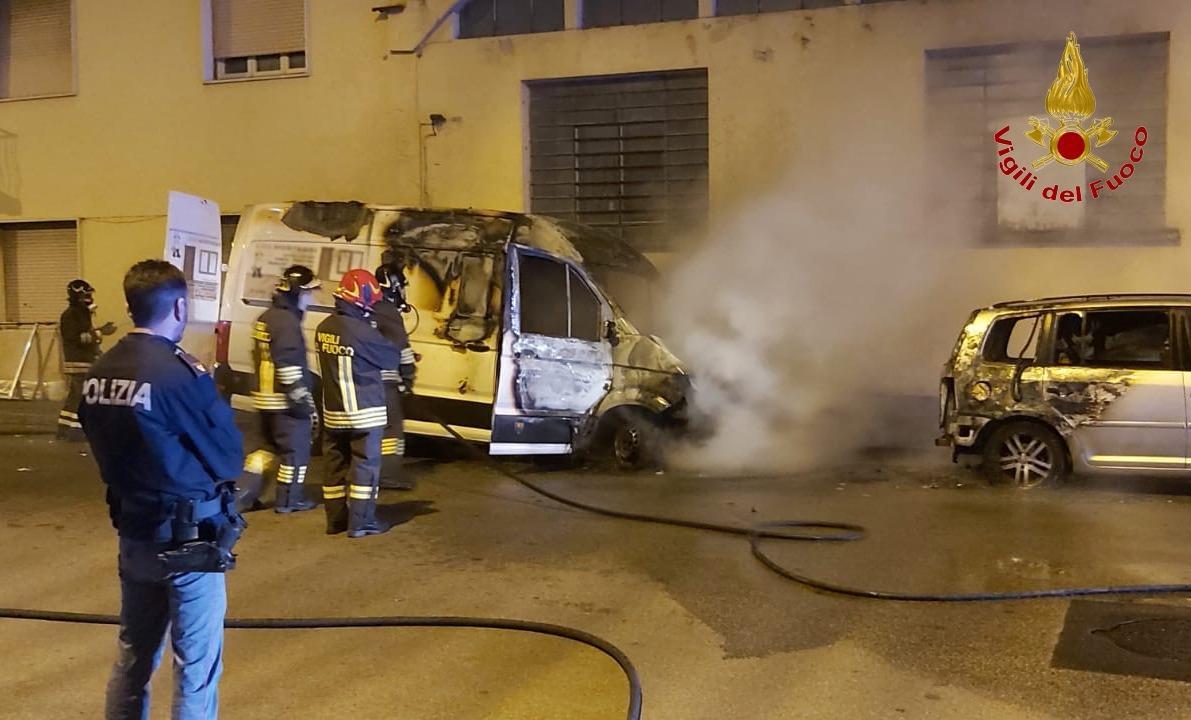 I due mezzi danneggiati dall'incendio in via Arezzo