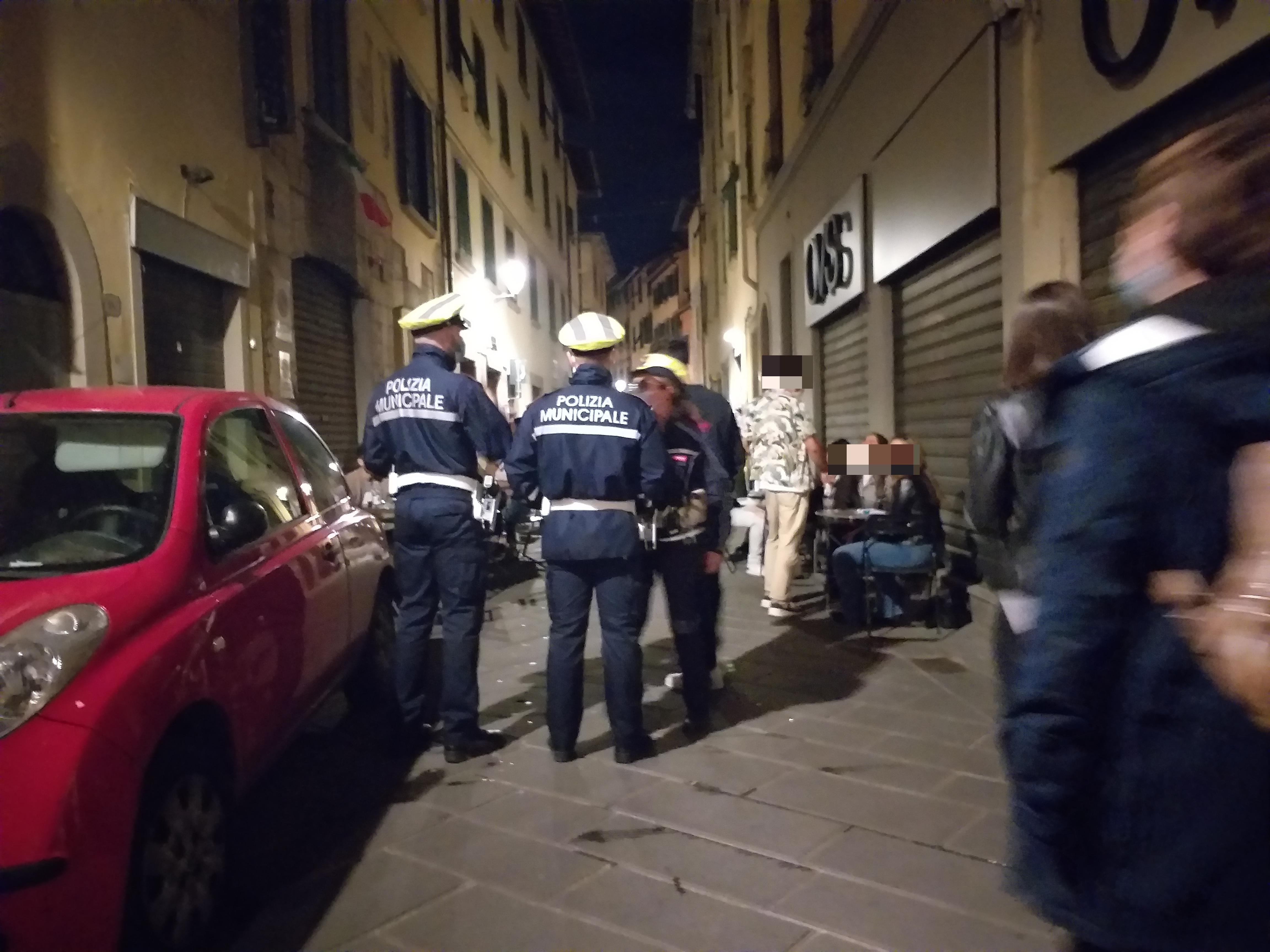 I controlli della polizia municipale nel centro di Prato