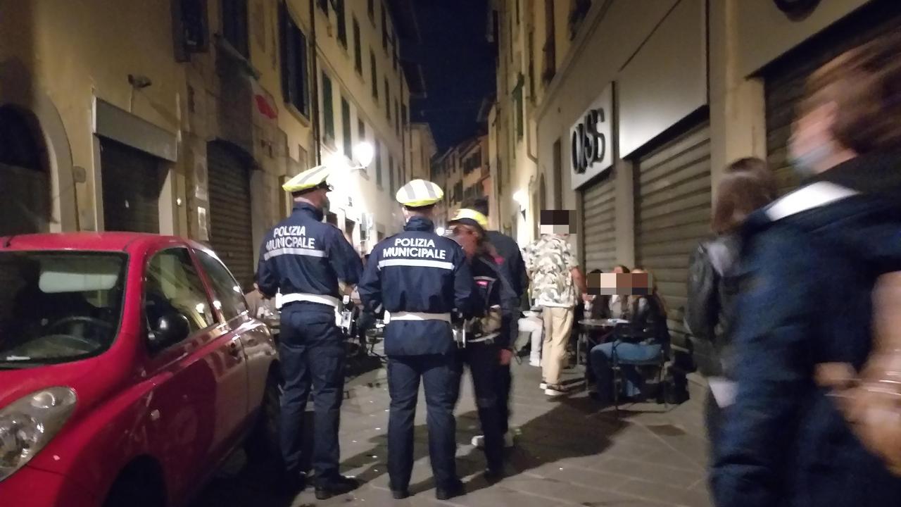 I controlli della polizia municipale nel centro di Prato