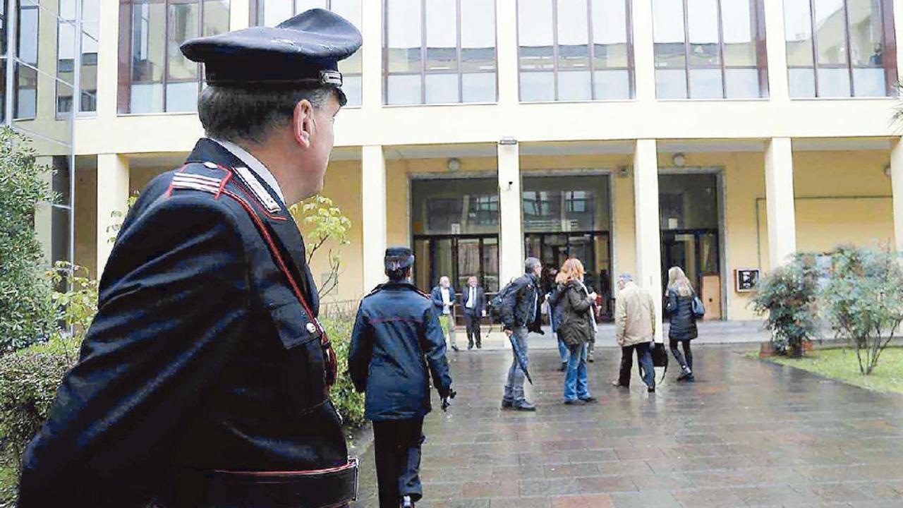 Palpeggiamenti sull’allieva minorenne, professore sospeso dall’insegnamento 