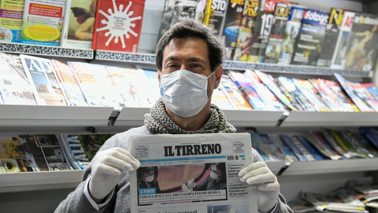 Paolo Martini nella sua edicola in via Fillungo