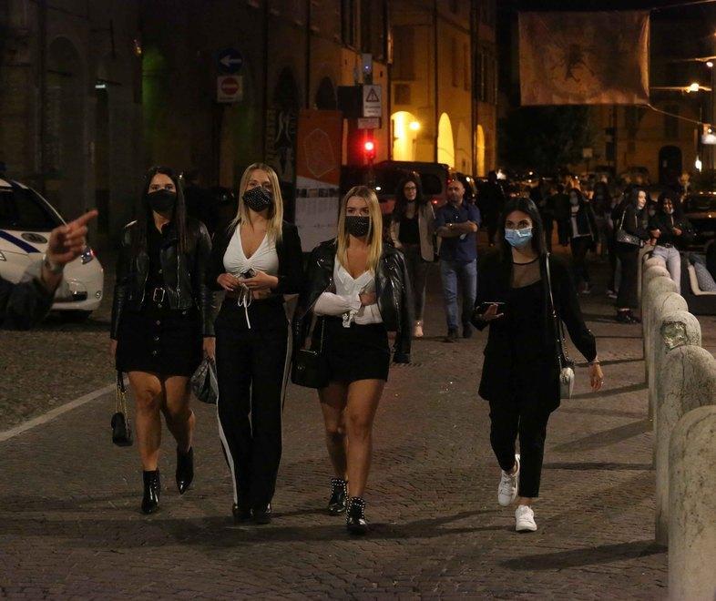 Coronavirus a Reggio Emilia, gli esercenti contro le regole sulla movida: «Così viene voglia di chiudere i locali» 