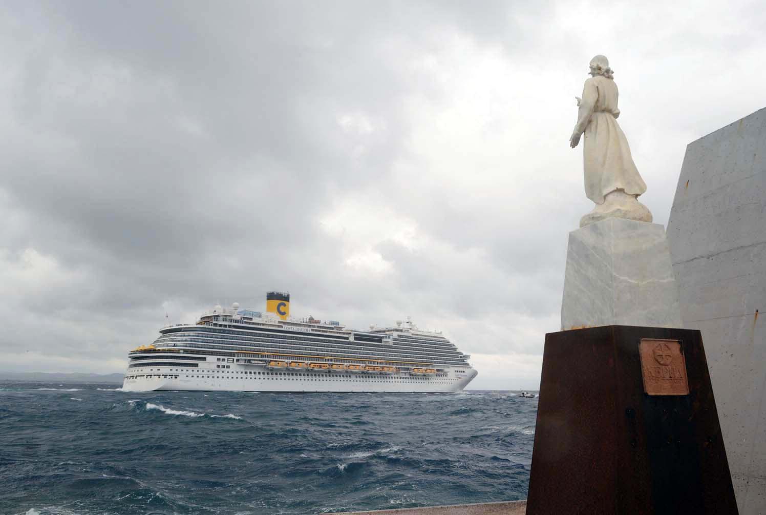 La nave da crociera Costa  Diadema mentre lascia il porto di Piombino (foto Paolo Barlettani)