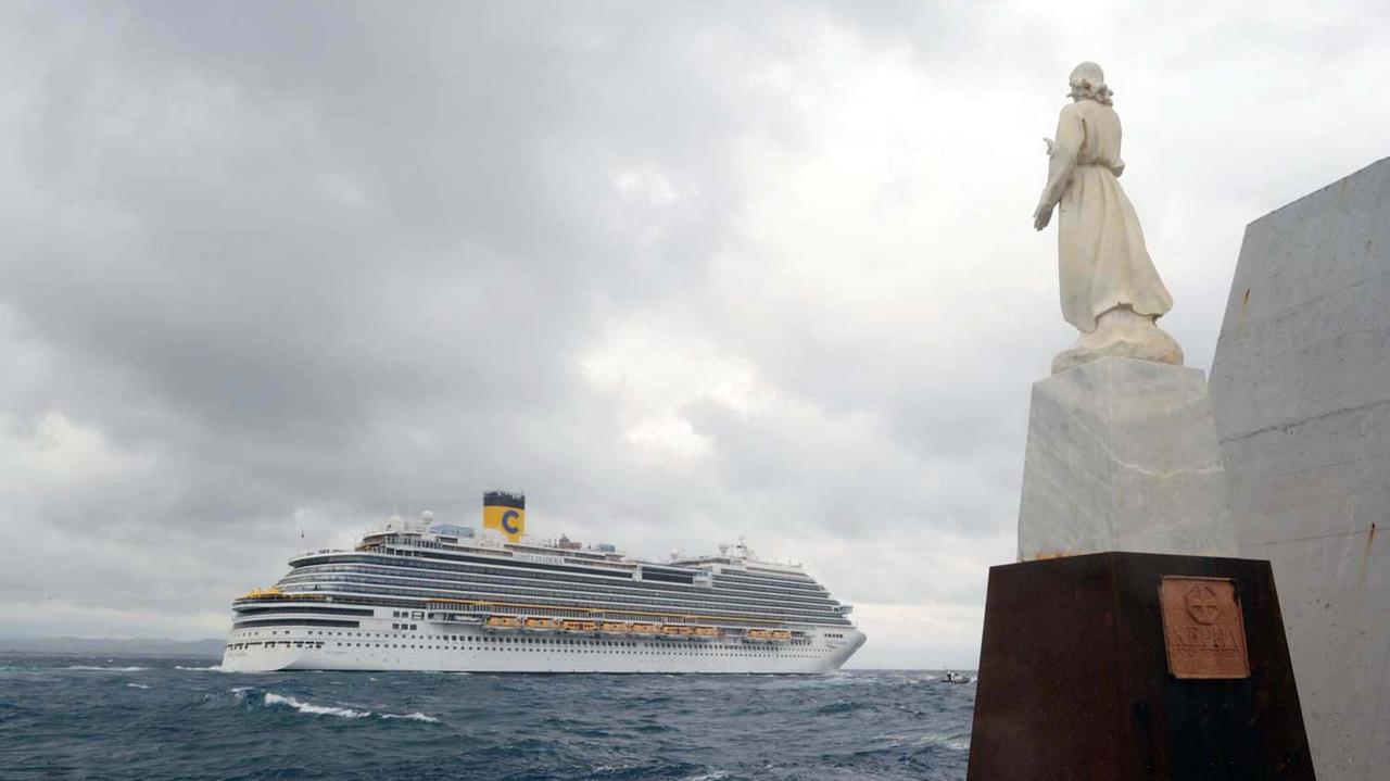 La nave da crociera Costa Diadema mentre lascia il porto di Piombino (foto Paolo Barlettani)