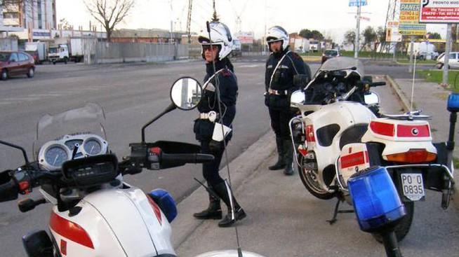 Al volante con la patente scaduta da 18 anni: pesante multa