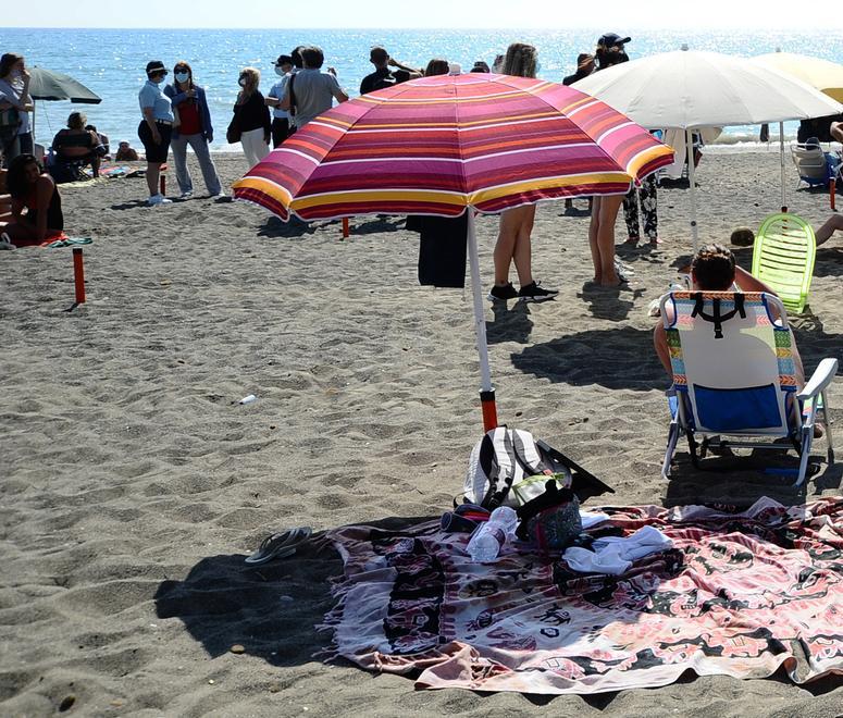 Gli ombrelloni piantati nei tubi rossi di distanziamento