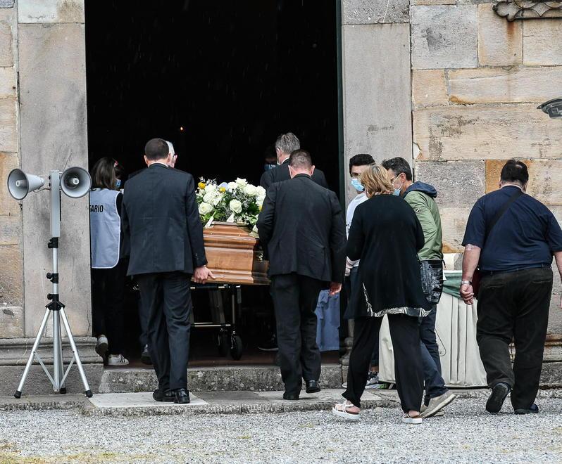 Occhi smarriti e abbracci per gli amici di Amedeo 