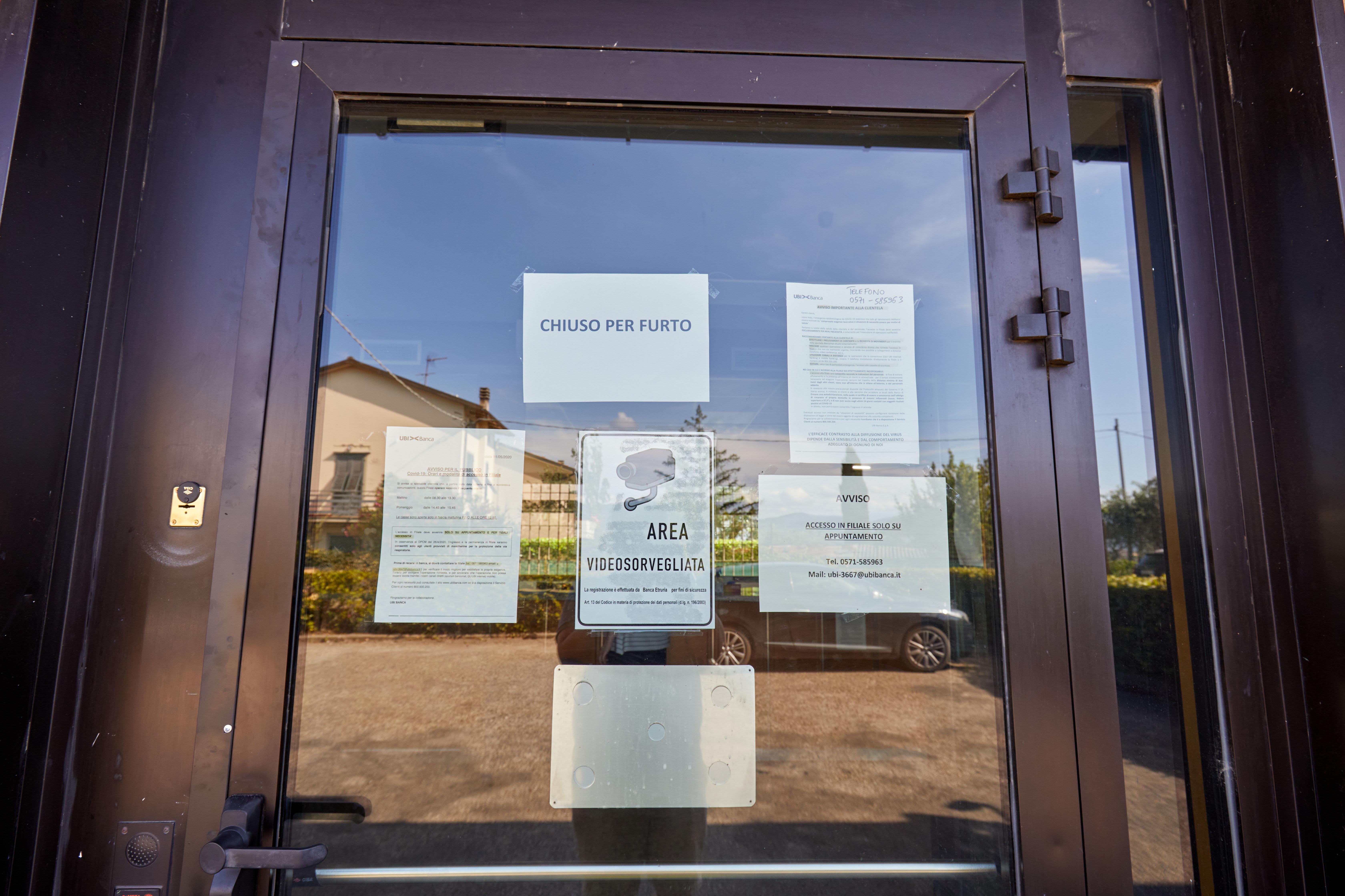 L’ingresso della banca con il cartello “chiuso per furto” (foto Carlo Sestini)