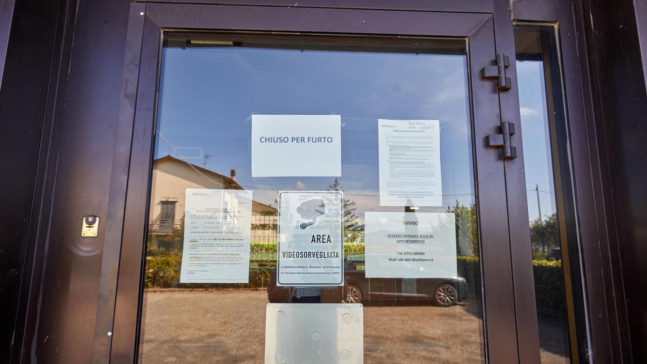 L’ingresso della banca con il cartello “chiuso per furto” (foto Carlo Sestini)