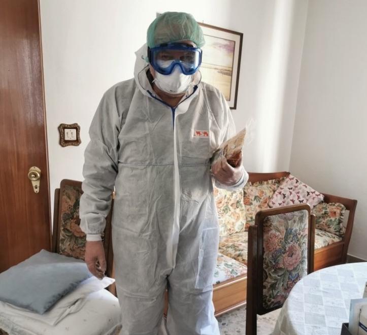 Lo sfogo del medico di Guastalla: «Negazionisti e complottisti? Prendano un caffè con un’anziana positiva a 10 tamponi» 