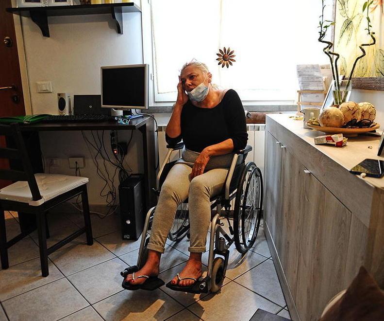 L'appello di Anita: «Sola e con un insopportabile dolore alla gamba, qualcuno mi aiuti» 