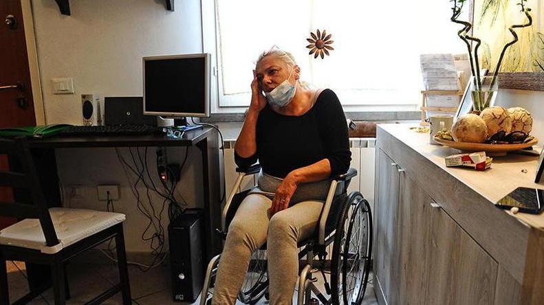 L'appello di Anita: «Sola e con un insopportabile dolore alla gamba, qualcuno mi aiuti»