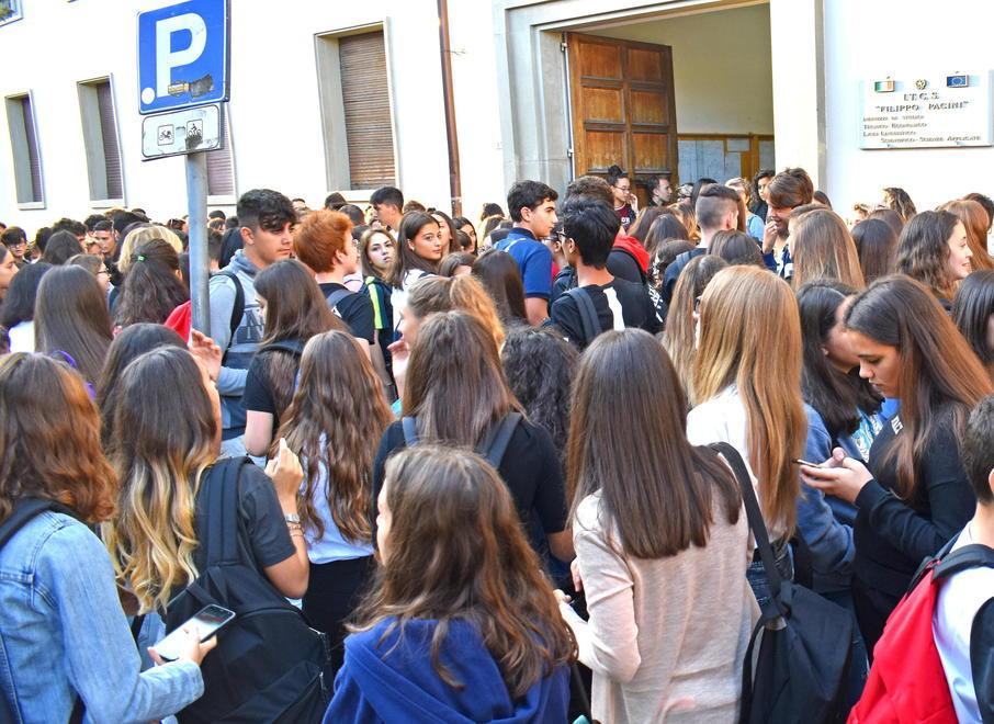 La preside dell'istituto tecnico Pacini: «La riapertura a settembre per ora è un vero rebus» 