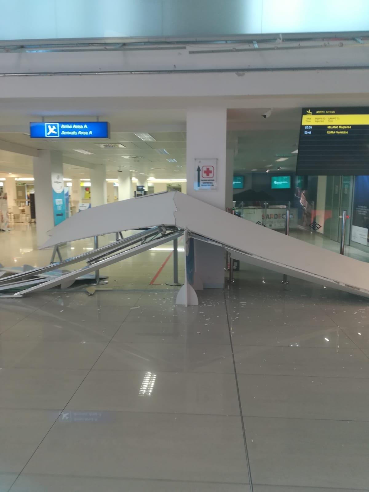 La parte di confrosoffitto crollata nella hall dell'aeroporto