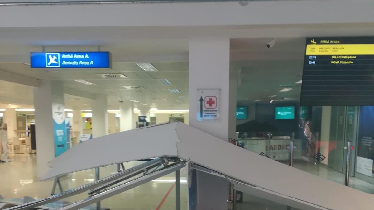 La parte di confrosoffitto crollata nella hall dell'aeroporto