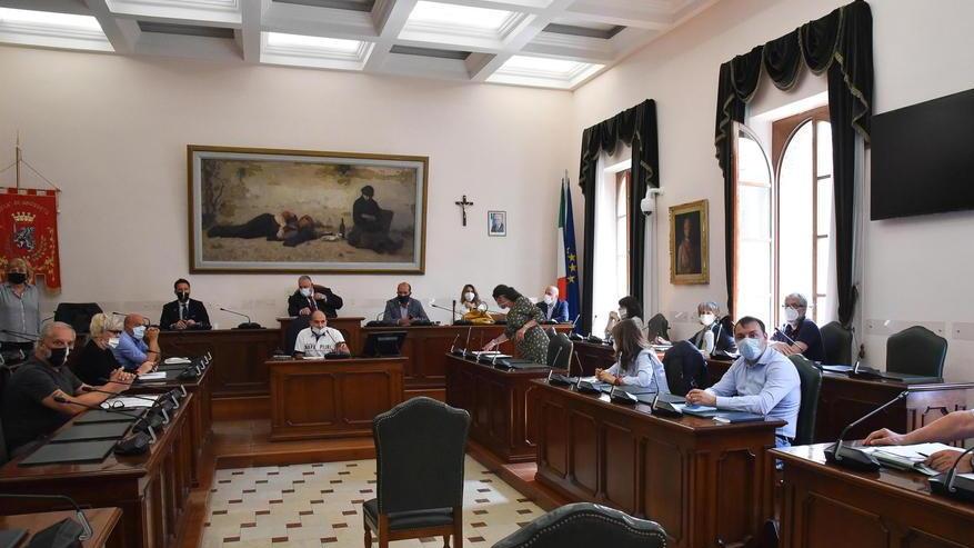 Cattivi odori in città: tensione e poche risposte