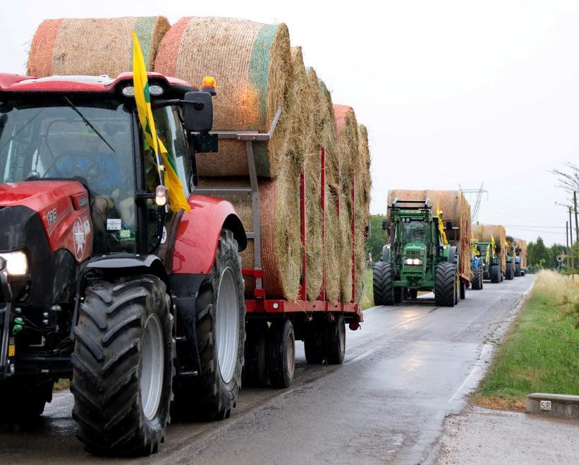 Bomporto, la “trattorata” dona le balle di fieno all’azienda Bellei 