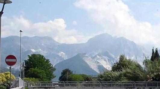 «Assurdo abbattere proprio adesso il ponte di Avenza»