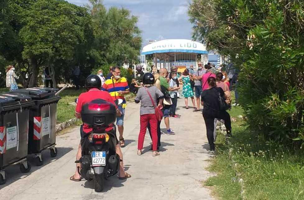 Decine di persone in fila davanti ai bagni Lido per prenotare la cabina «Apriremo il 13 giugno» 
