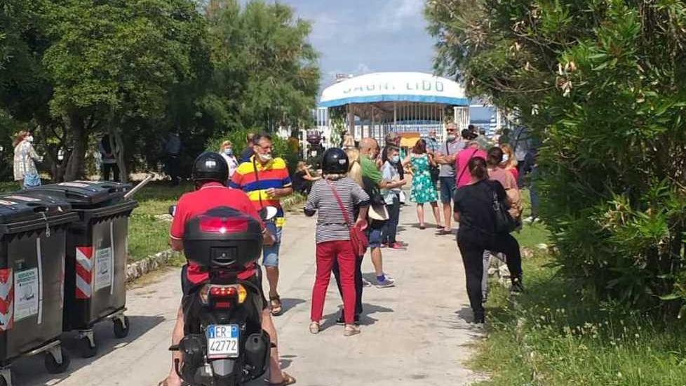 Decine di persone in fila davanti ai bagni Lido per prenotare la cabina «Apriremo il 13 giugno»