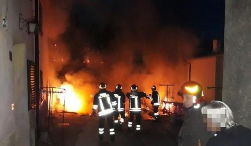 Fiamme nel cortile di casa per colpa di una candela donna salvata dai pompieri 