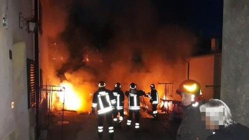 Fiamme nel cortile di casa per colpa di una candela donna salvata dai pompieri