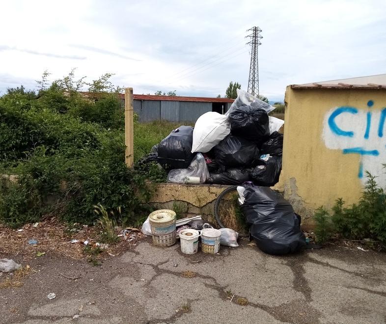 Sacchi di rifiuti nell’ex manifattura