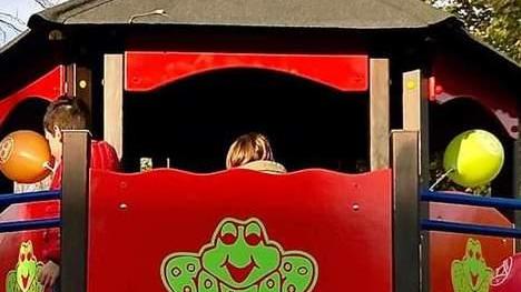 I volontari sanificano i giochi del parco