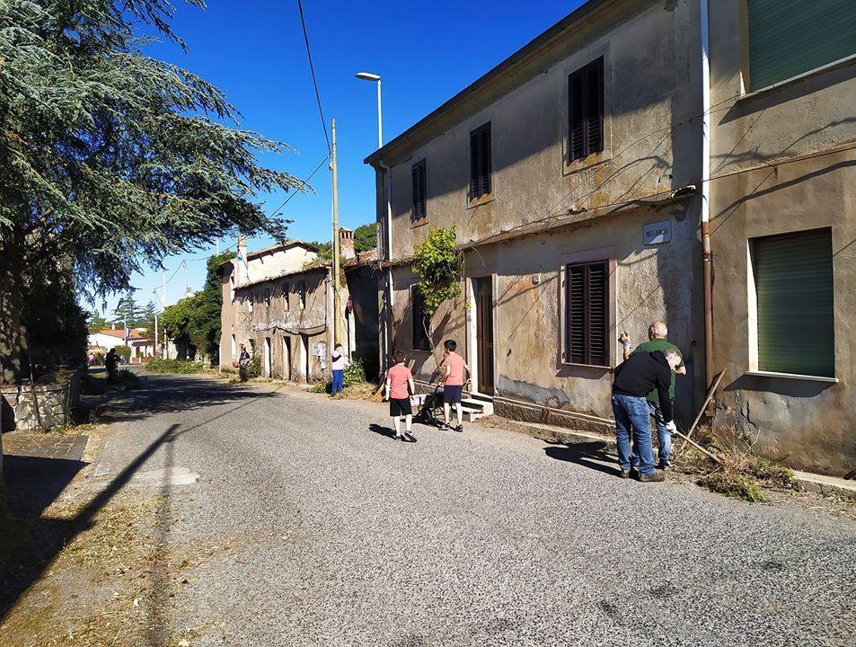 Mascherine e decespugliatori, i residenti puliscono le strade