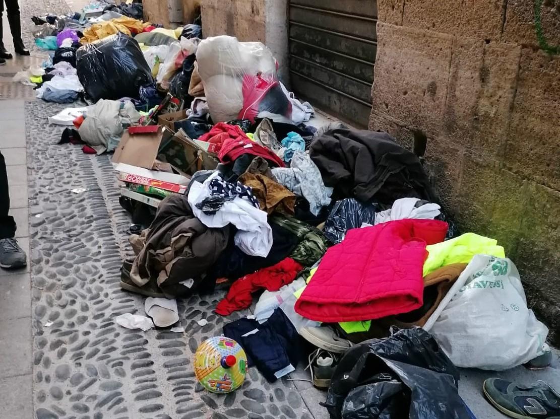 Svuotano la casa e creano una discarica in centro 