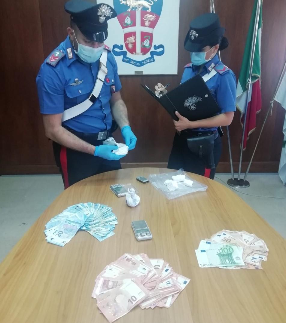  Coca nascosta in un campo in manette due fratelli 