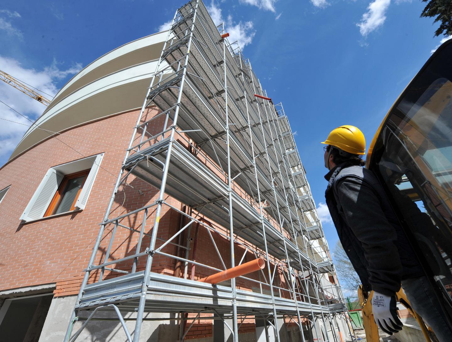 Economia ancora in apnea ma si risveglia l’edilizia 